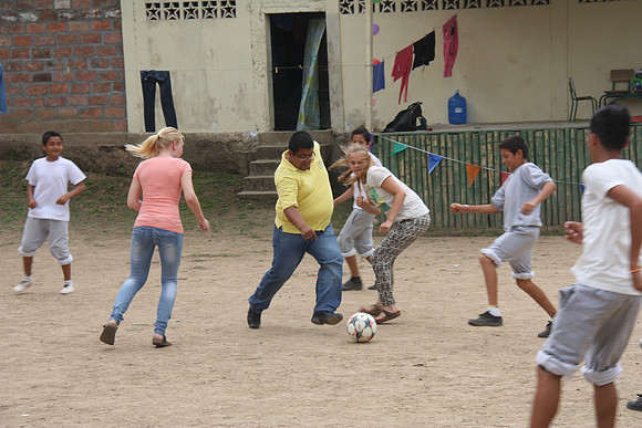 Voetbal met de kinderen