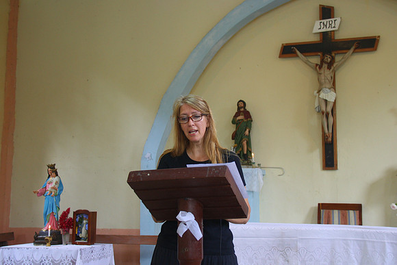 Jannet leest tijdens de kerkdienst