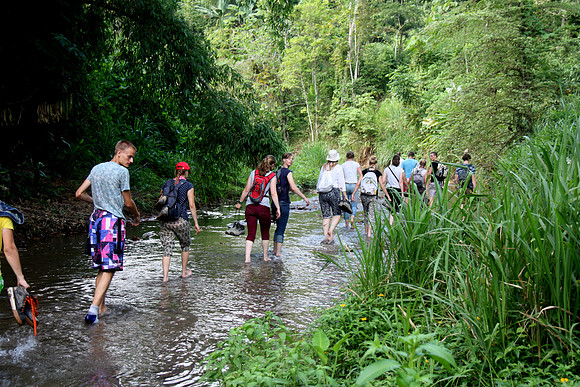 Op naar de zwemplek in de rivier