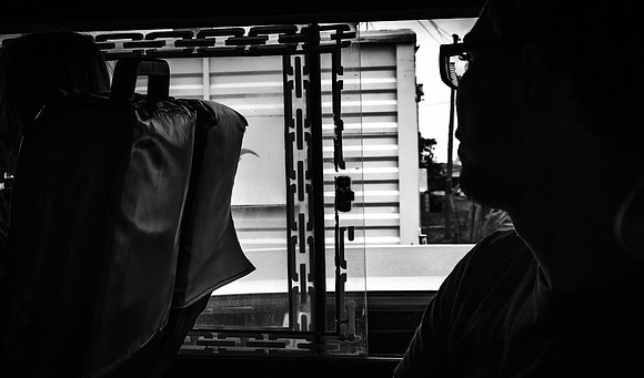 In de bus naar Tamalaki
