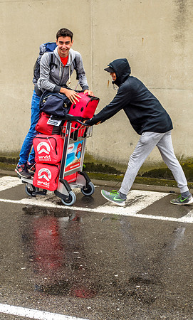 Lekker met bagagekarretjes spelen
