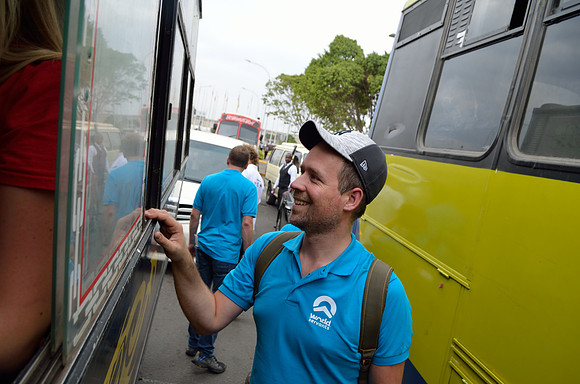 Gezellig kletsen met mensen in de bus