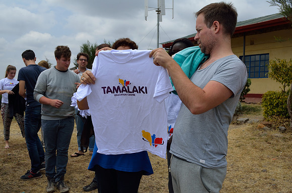 Tamalaki shirts uitdelen