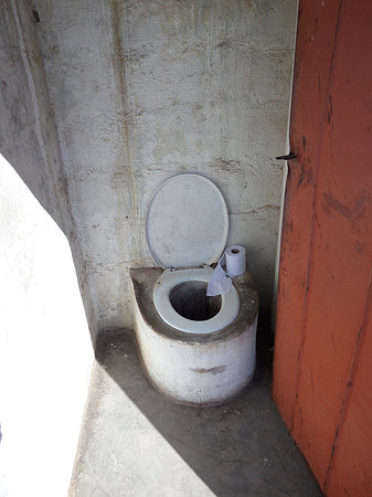 Toilet op de bouwplaats.
