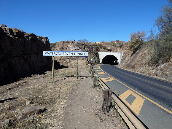 Waterval boven tunnel